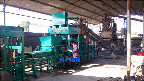 全自動(dòng)路沿石彩磚機(jī)