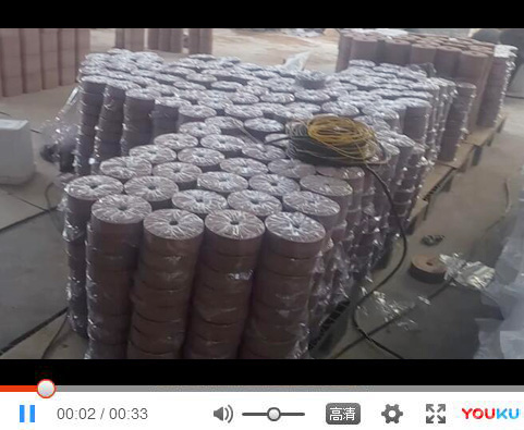 印度兩種模具舔鹽磚機(jī)生產(chǎn)現(xiàn)場(chǎng)