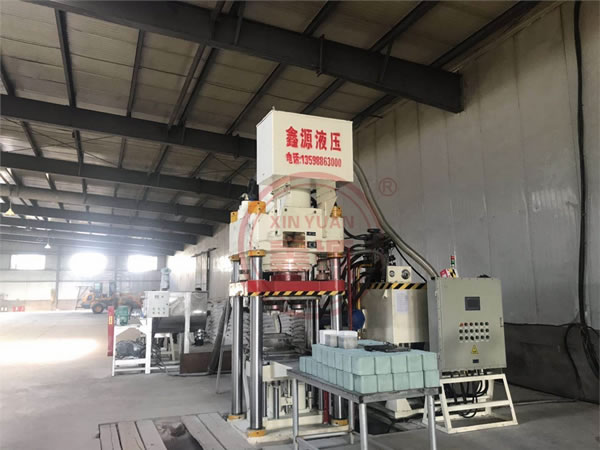 一次兩塊舔鹽磚壓塊機(jī)