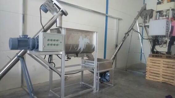 迪拜舔鹽磚壓塊機(jī)生產(chǎn)線