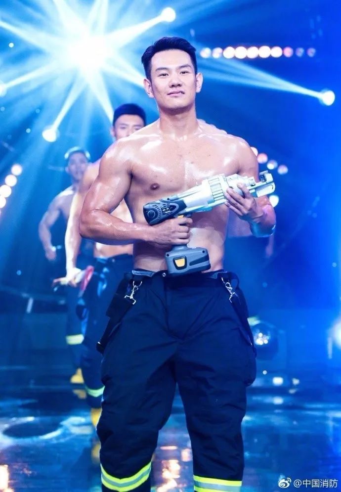 浴火重生的逆行者，肌肉越大責(zé)任越大，這才是真漢子——中國消防員(圖2)