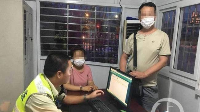 話嘮遭人煩！男女坐車旅游因話太多，被司機丟在了高速上 