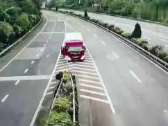 話嘮遭人煩！男女坐車旅游因話太多，被司機(jī)丟在了高速上 (圖2)