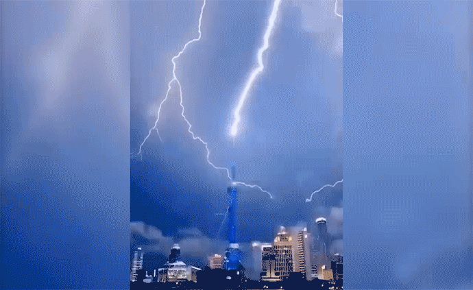網(wǎng)友：誰在渡劫？上海東方明珠被閃電擊中？已裝備環(huán)形避雷針，并未“親吻”到 