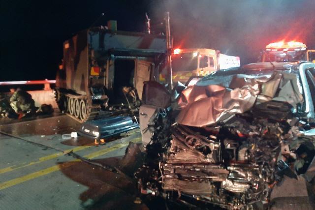 突發(fā)！美軍裝甲車(chē)與韓國(guó)私家車(chē)相撞：4名平民死亡（圖）(圖2)