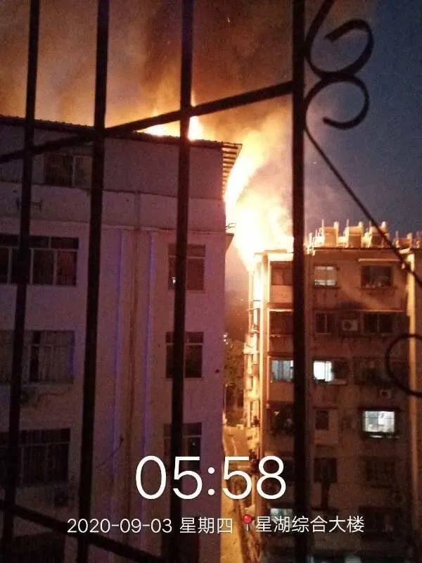 南寧一小區(qū)樓頂燒成火海現(xiàn)場圖曝光 廣西南寧小區(qū)頂樓倉庫火災原因 明火伴有濃濃黑煙